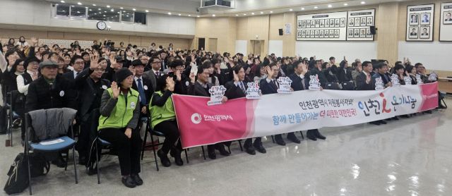 6일 시청 대회의실에서 열린 ‘2024 자원봉사자의 날 기념식’에서 자원봉사자들이 기념촬영을 하고 있다. 박귀빈기자