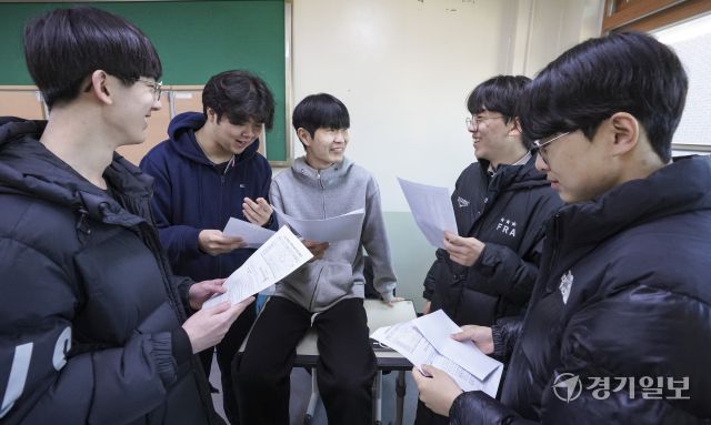 2025학년도 수능 성적표를 확인하는 고3 학생들 [포토뉴스]