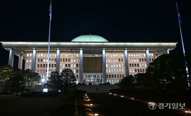 윤석열 대통령 탄핵 표결 D-1, 전운이 감도는 국회의사당 [포토뉴스]