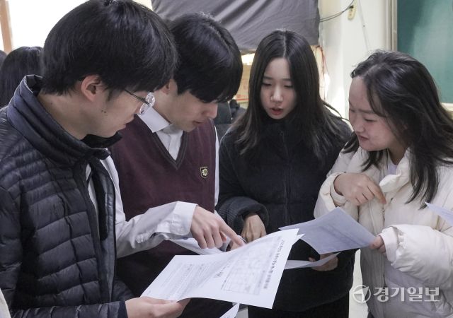 2025학년도 수능 성적표를 확인하는 고3 학생들 [포토뉴스]