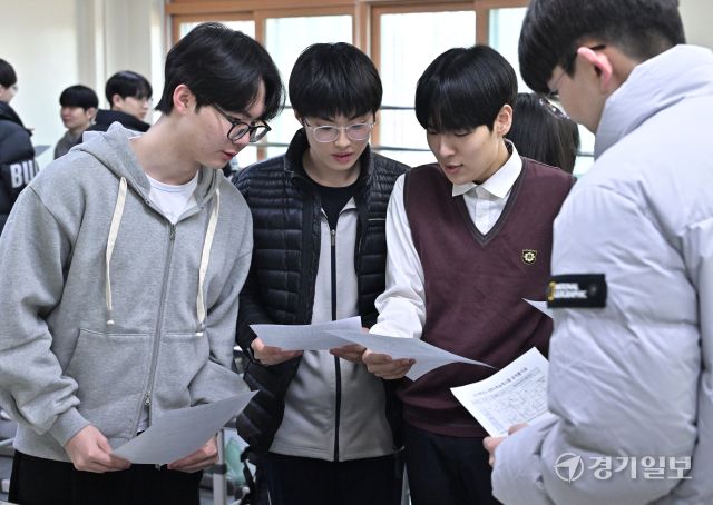 2025학년도 수능 성적표를 확인하는 고3 학생들 [포토뉴스]