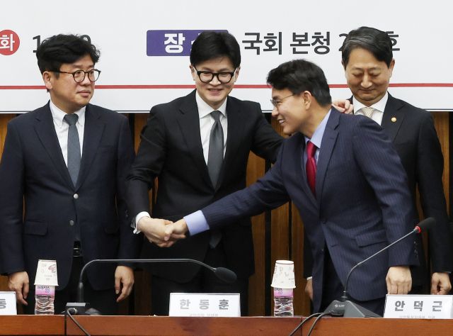 국민의힘 한동훈 대표(왼쪽 두번째)가 19일 오후 국회에서 여의도연구원 주최로 열린 '트럼프 2기 행정부 출범과 한미동맹 및 통상외교 강화 방안 현안 정책토론회'에서 기념 촬영을 하기 위해 자리를 잡으며 윤상현 의원과 인사하고 있다. 연합뉴스