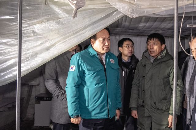 이권재 오산시장이 폭설피해가 큰 초평동 농가를 방문해 피해상황을 점검하고 있다. 오산시 제공