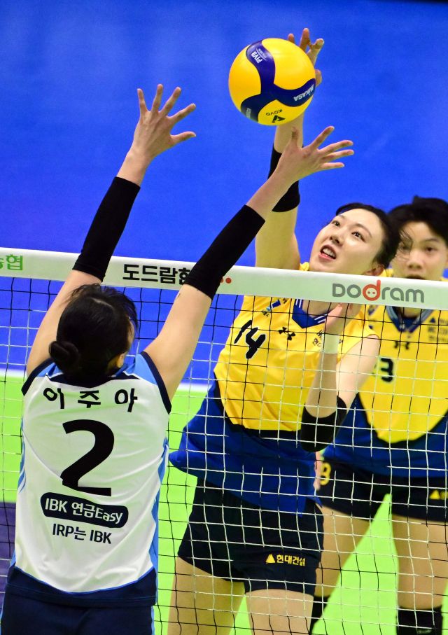 시즌 상대 전적 1승1패를 기록 중인 수원 현대건설과 화성 IBK기업은행이 8일 시즌 3번째 맞대결을 펼친다. 사진은 지난 2라운드 두 팀간 경기 모습.KOVO 제공