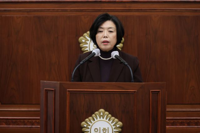 신계용 과천시장이 6일 열린 제287회 과천시의회 제2차 정례회에서 내년 예산안을 설명하고 있다. 과천시 제공