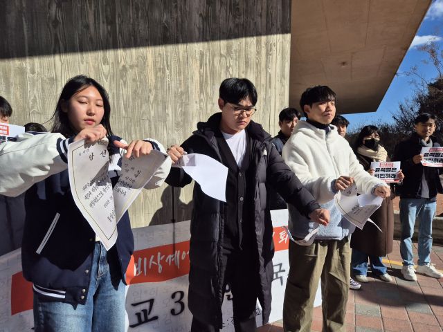 6일 수원특례시 영통구 경기대학교 수원캠퍼스에서 재학생들이 윤석열 대통령의 당선증 사본을 찢는 퍼포먼스를 진행하고 있다. 김한울기자