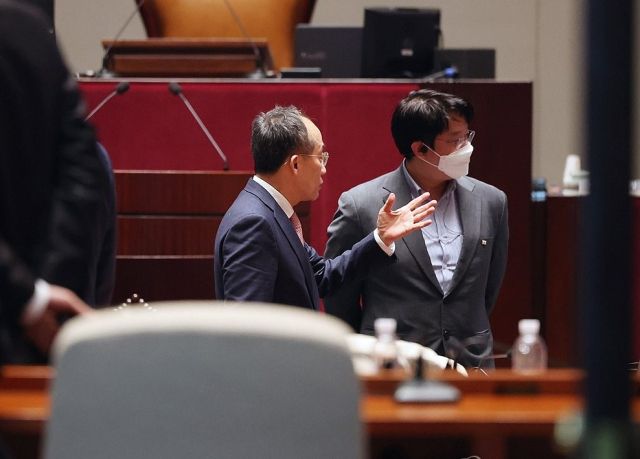 국민의힘 추경호 원내대표를 비롯한 의원들이 6일 오후 서울 여의도 국회에서 의원총회가 정회된 뒤 대화하고 있다. 연합뉴스