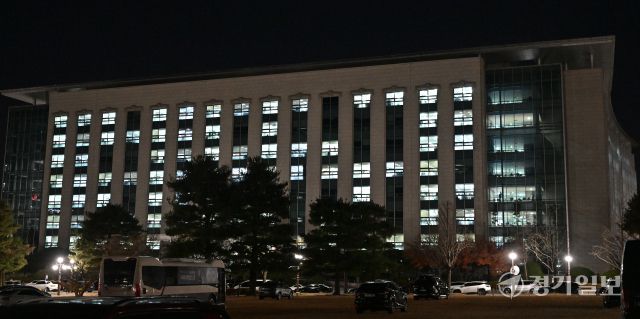 윤석열 대통령 탄핵 표결 D-1, 전운이 감도는 국회의사당 [포토뉴스]