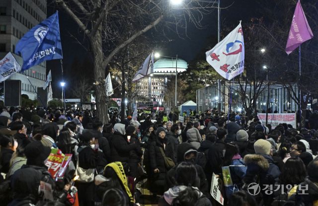 윤석열 대통령 탄핵 표결 D-1, 전운이 감도는 국회의사당 [포토뉴스]