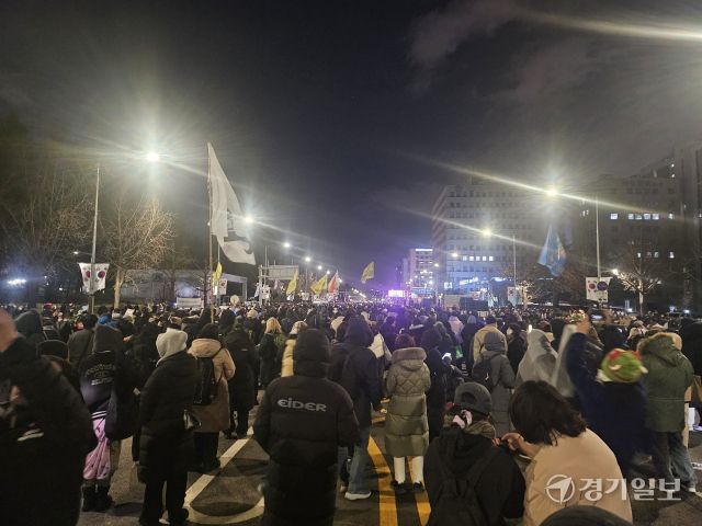 7일 오후 6시30분께 시민들이 윤석열 퇴진집회에 참석해 윤석열 탄핵을 외치고 있다. 김영호기자