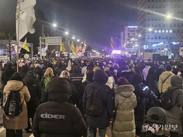 7일 오후 6시30분께 시민들이 윤석열 퇴진집회에 참석해 윤석열 탄핵을 외치고 있다. 김영호기자