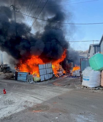 시흥 과림동 야외 야적장 화재 현장. 경기도소방재난본부 제공