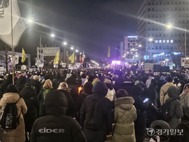 7일 오후 6시30분께 시민들이 윤석열 퇴진집회에 참석해 윤석열 탄핵을 외치고 있다. 김영호기자