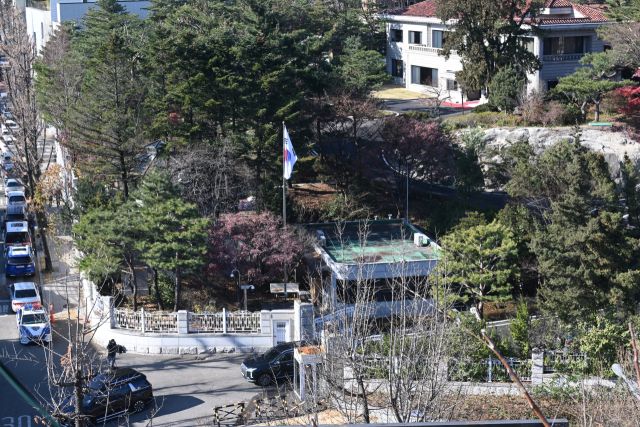 7일 오후 한동훈 국민의힘 대표가 한덕수 국무총리와 긴급 회동을 마친 후 총리공관을 빠져나오고 있다. 조주현기자