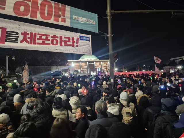 7일 오후 10시께 국회의사당 앞에서 윤 대통령 탄핵 촉구 집회에 참석한 사람들이 모여 있는 모습. 김한울기자