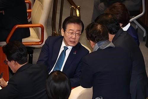 더불어민주당 이재명 대표가 5일 서울 여의도 국회에서 열린 본회의에 참석해 의원들과 대화를 나누고 있다. 연합뉴스