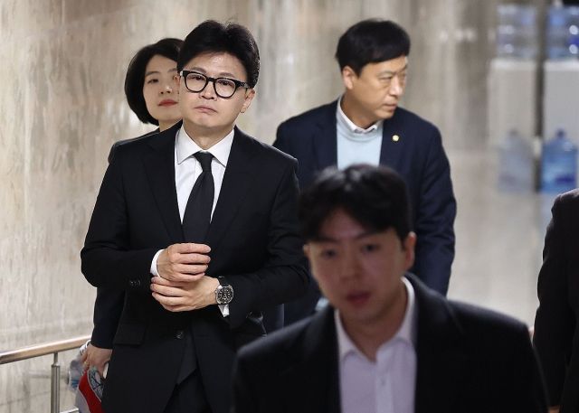 국민의힘 한동훈 대표가 7일 국회 국민의힘 의원총회 회의장을 나서고 있다. 연합뉴스