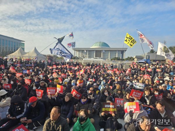 7일 오후 3시30분께 시민들이 윤석열 퇴진집회에 참석해 윤석열 탄핵을 외치고 있다. 김영호 기자