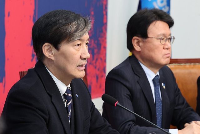 조국혁신당 조국 대표가 7일 오후 서울 여의도 국회에서 열린 기자간담회에서 윤석열 대통령 탄핵안 처리 관련 질문에 답하고 있다. 연합뉴스