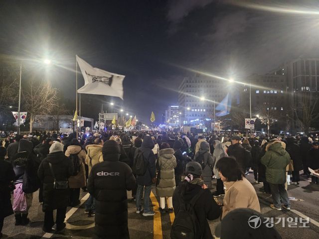 7일 오후 6시30분께 시민들이 윤석열 퇴진집회에 참석해 윤석열 탄핵을 외치고 있다. 김영호기자