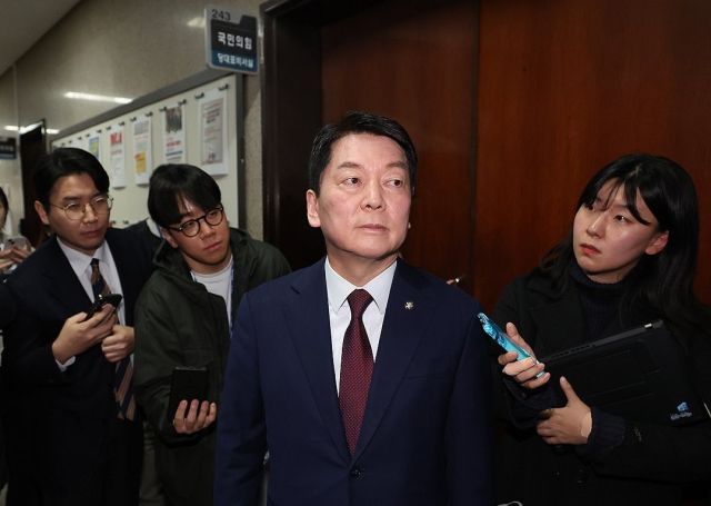 국민의힘 안철수 의원이 6일 오전 국회에서 한동훈 대표를 만난 뒤 밖으로 나서고 있다. 연합뉴스