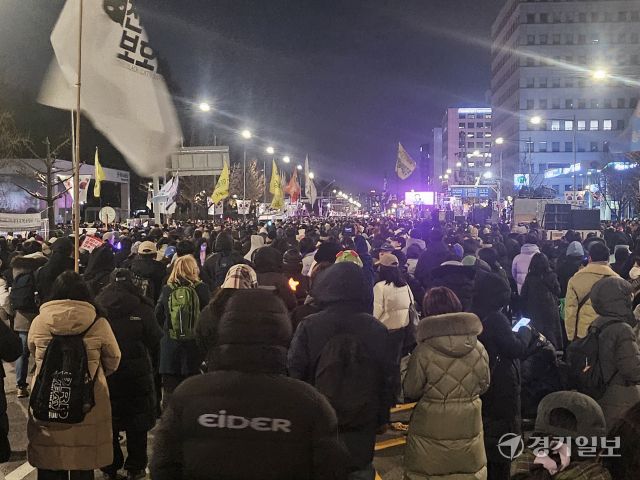 7일 오후 6시30분께 시민들이 윤석열 퇴진집회에 참석해 윤석열 탄핵을 외치고 있다. 김영호기자
