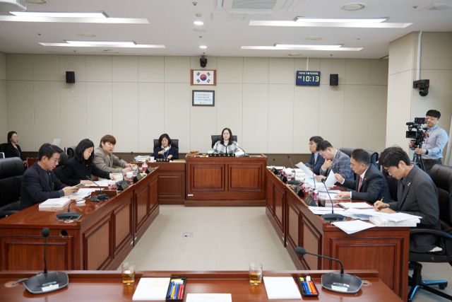 지난 6일 오전 용인시의회 회의실에서 의회운영위원회 위원들이 제289회 임시회 개회 일정 등을 논의하고 있다. 용인특례시의회 제공