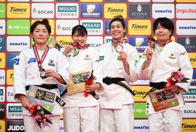 2024 IJF 도쿄 그랜드슬램 여자 78㎏급서 은메달을 획득한 김민주(왼쪽)가 시상식 후 기념촬영을 하고 있다.IJF 홈페이지 캡쳐