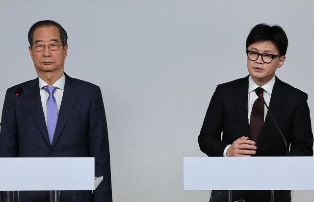 한덕수 국무총리와 국민의힘 한동훈 대표가 8일 오전 서울 여의도 국민의힘 당사에서 국정 수습 방안을 담은 공동 담화문을 발표하고 있다. 연합뉴스
