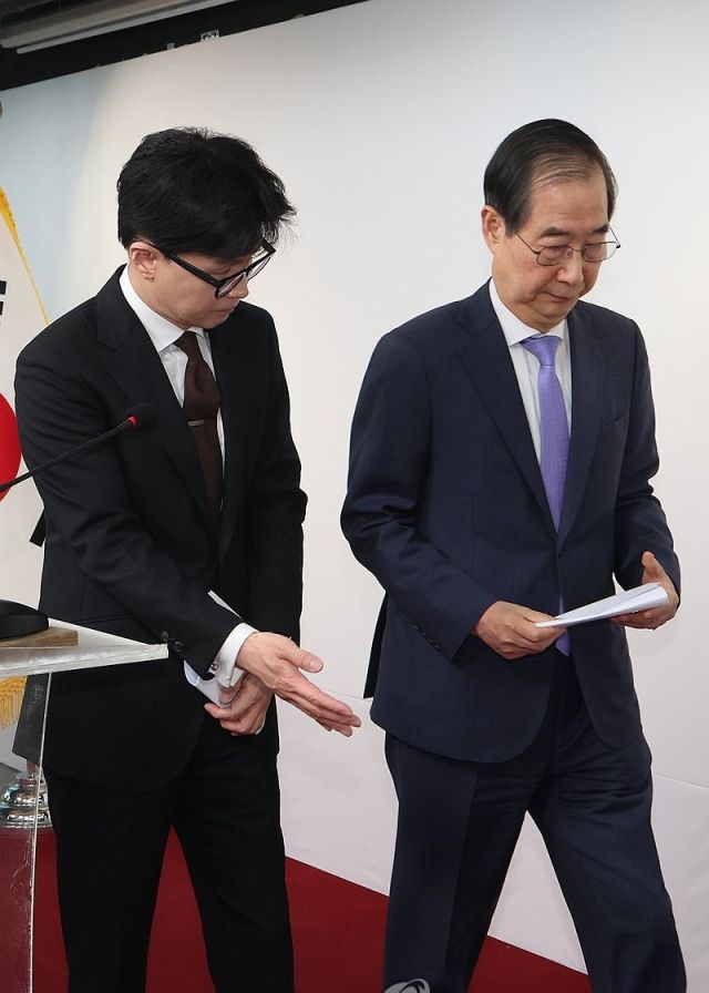 한덕수 국무총리와 국민의힘 한동훈 대표가 8일 오전 서울 여의도 국민의힘 당사에서 국정 수습 방안을 담은 공동 담화문을 발표한 뒤 회견장을 나가고 있다. 연합뉴스