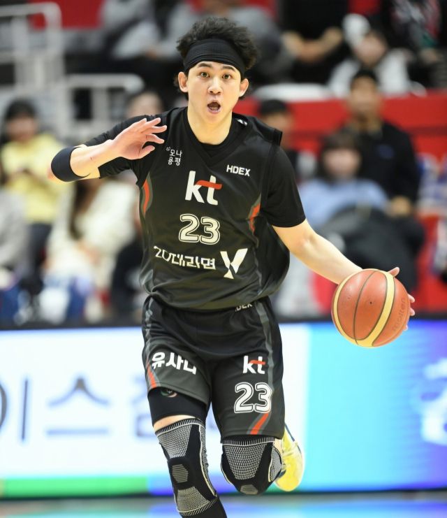 8일 수원 KT소닉붐 아레나서 열린 ‘2024-2025 KCC 프로농구’ 2라운드 홈 경기에서 KCC전에서 KT의 박준영이 드리블 하고 있다. KBL 제공