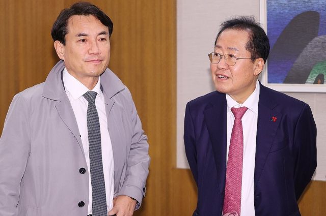 홍준표 대구시장(오른쪽)과 김진태 강원도지사가 지난 6일 오후 서울 중구 프레스센터에서 열린 국민의힘 시·도지사협의회 긴급 회의에서 대화를 나누고 있다. 연합뉴스