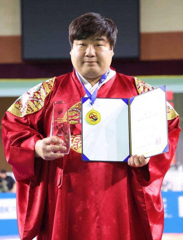 남자 중년부서 4년 연속 씨름왕에 오른 유원석(안산시).대한씨름협회 제공