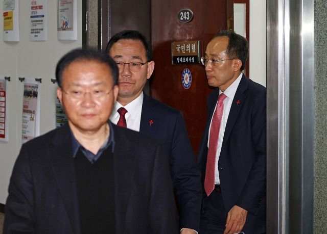 국민의힘 추경호 원내대표, 주호영 의원, 윤재옥 의원이 지난 7일 오후 국회 국민의힘 당대표실에서 나와 비상 의원총회 회의장으로 향하고 있다. 연합뉴스