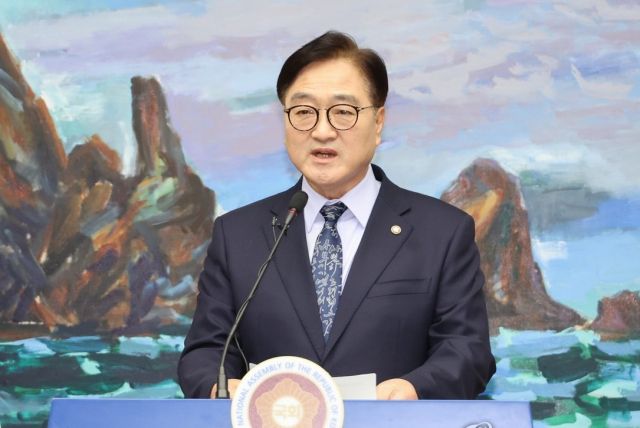 우원식 국회의장이 8일 오후 서울 여의도 국회에서 긴급 기자회견을 열어 한덕수 국무총리와 국민의힘 한동훈 대표의 공동 대국민 담화와 관련해 입장을 밝히고 있다. 연합뉴스