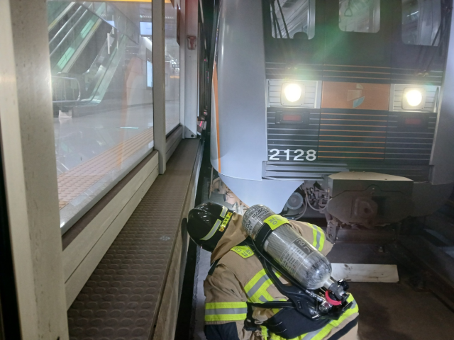 8일 오전 인천 서구 가좌동 인천도시철도 2호선 가재울역 인근을 지나던 운연역 방향 열차에서 연기가 나 소방대원들이 원인을 찾고 있다. 인천소방본부 제공