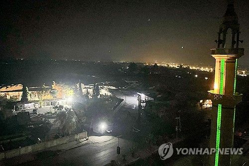 8일(현지시간) 새벽 시리아 수도 다마스쿠스 시내의 텅 빈 광장 모습. 연합뉴스