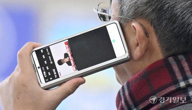 8일 오전 인천 미추홀구 인천종합버스터미널 대합실에 한 시민이 한덕수 국무총리와 국민의힘 한동훈 대표의 국정 수습 방안에 대한 공동 담화문 발표 중계를 지켜보고 있다. 조병석기자