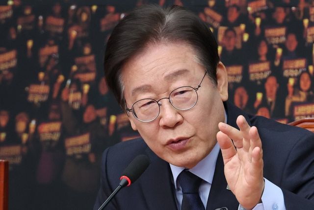 더불어민주당 이재명 대표가 8일 오후 서울 여의도 국회에서 열린 긴급 기자회견에서 기자 질문에 답변하고 있다. 연합뉴스