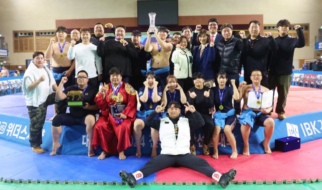 7일 경남 고성국민체육센터에서 막을 내린 ‘대통령배 2024 전국씨름왕선발대회’서 6년 만에 종합우승을 차지한 경기도 선수단이 우승트로피를 들고 기념촬영을 하고 있다.대한씨름협회 제공