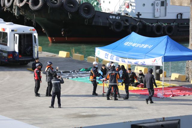 중부지방해양경찰청 등 유관기관이 수난대비기본훈련중 환자 중증도 분류를 하고 있다. 중부지방해양경찰청 제공