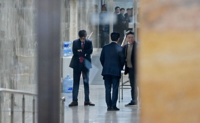 9일 오후 국민의힘 한동훈 대표가 비상의원총회 도중 복도로 나와 고민을 하고 있다. 윤원규기자