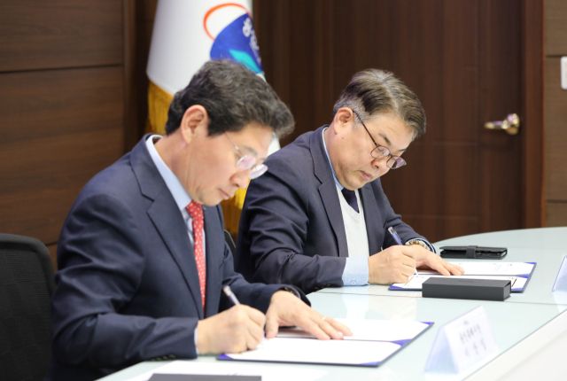 김동구 한강유역환경청장(오른쪽)이 9일 용인특례시청 접견실에서 열린 ‘1회용품 없는 축제만들기 업무협약식’에서 서명하고 있다. 한강유역환경청 제공