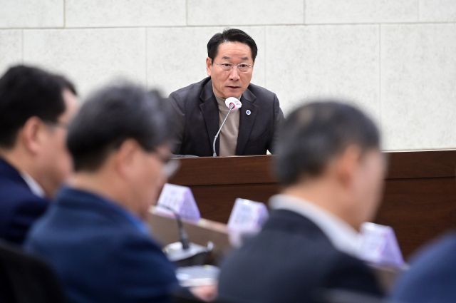 유정복 인천시장이 9일 시청 영상회의실에서 간부회의를 주재하고 현안관련 민생안정방안 등을 논의하고 있다. 시 제공