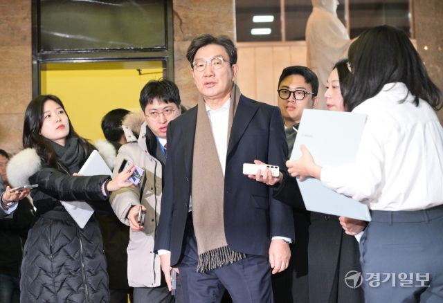 국민의힘 한동훈 대표와 소속 국회의원들이 9일 국회에서 열린 국민의힘 비상의원총회에 참석하고 있다. 윤원규기자