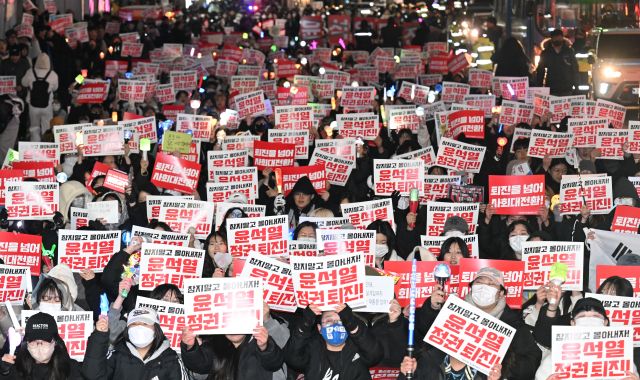 9일 인천 미추홀구 농산물시장사거리에서 열린 윤석열 탄핵! 인천시민촛불 집회에서 시민들이 팻말과 응원봉을 들고 구호를 외치고 있다. 조병석 기자