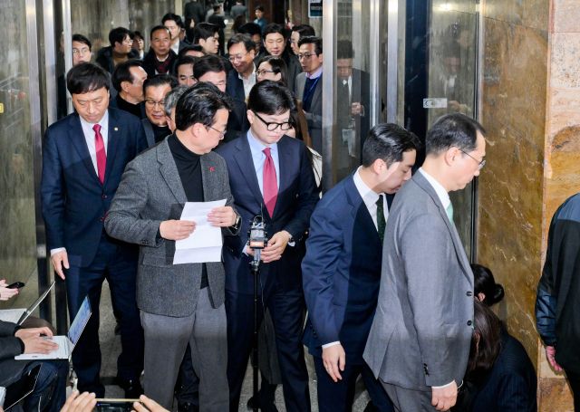 국민의힘 한동훈 대표와 소속 국회의원들이 9일 오후 국회에서 열린 비상의원총회가 끝나고 회의장을 나서고 있다. 윤원규기자