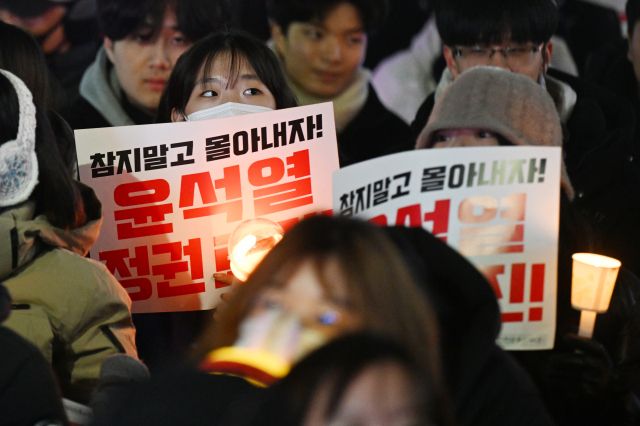 9일 인천 미추홀구 농산물시장사거리에서 열린 윤석열 탄핵! 인천시민촛불 집회에서 시민들이 팻말과 응원봉을 들고 구호를 외치고 있다. 조병석 기자