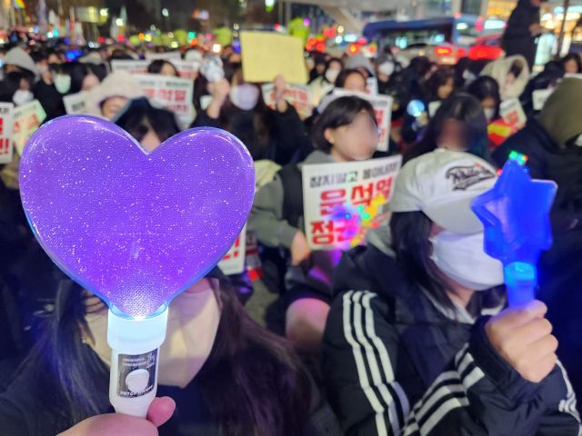 9일 오후 인천 남동구 롯데백화점 인천점 인근 거리에서 열린 윤석열 대통령 탄핵 촉구 집회 참가자들이 아이돌 응원봉을 손에 들고 있다. 황남건기자