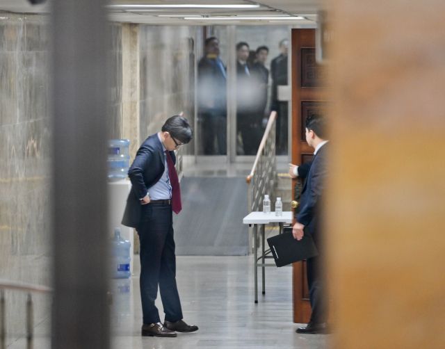 9일 오후 국민의힘 한동훈 대표가 비상의원총회 도중 복도로 나와 고민을 하고 있다. 윤원규기자